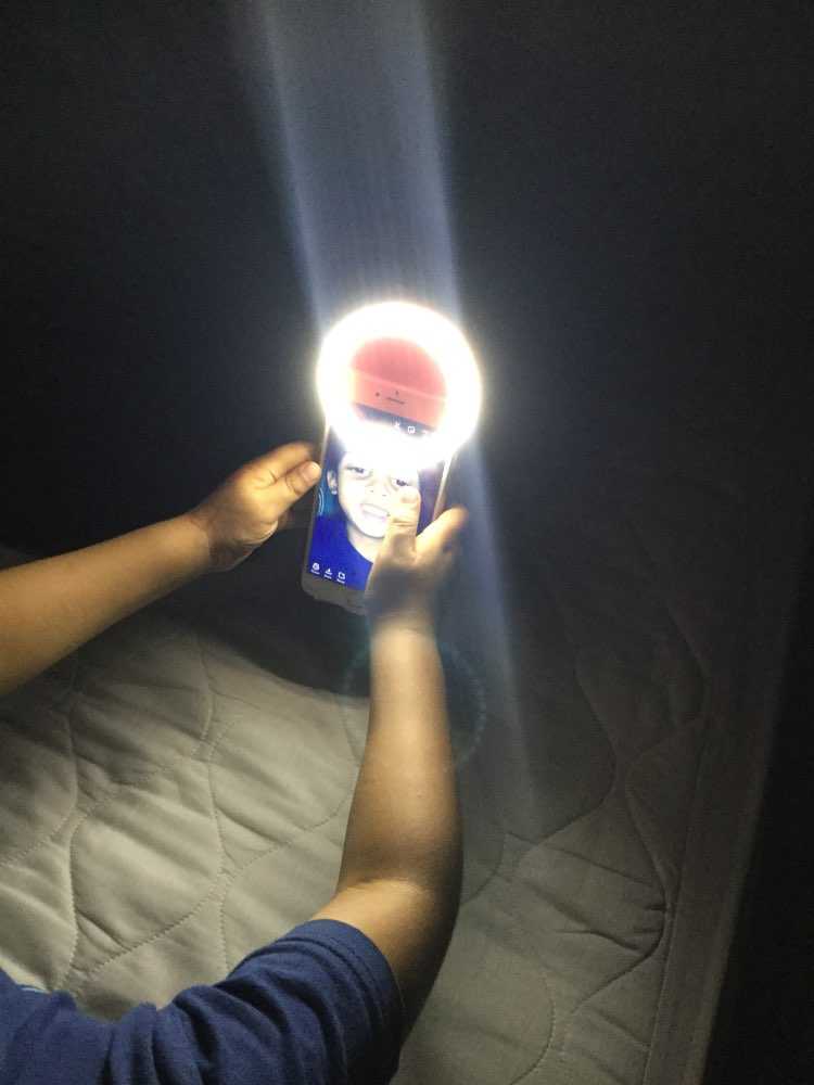 Как убрать свет от лампы на фото