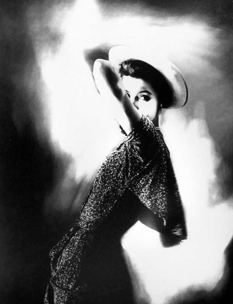 Американского фотографа Лилиан Бассман ©Lillian Bassman не случайно называют фотохудожницей Ее работы действительно находятся на стыке фотографии и изобразительного искусства Самые известные произведения Лилиан выполнены в жанре абстрактного экспресс
