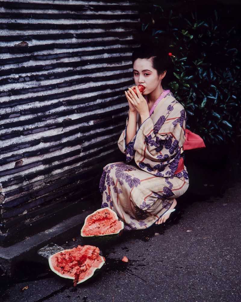 Нобуеси Араки Nobuyoshi Araki — один из самых неоднозначных, сложных и интересных фотохудожников современности Главный стереотип, сопровождающий все его творчество, — порнографичность и скандальность, но Араки гораздо глубже, чем поверхностный эпатаж
